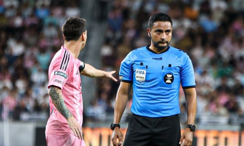 Saíd Martínez dialoga con Lionel Messi.