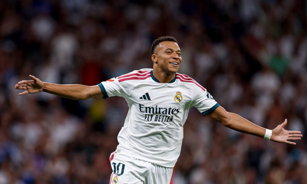 Kylian Mbappé celebra con el Real Madrid ante Rayo Vallecano en LaLiga