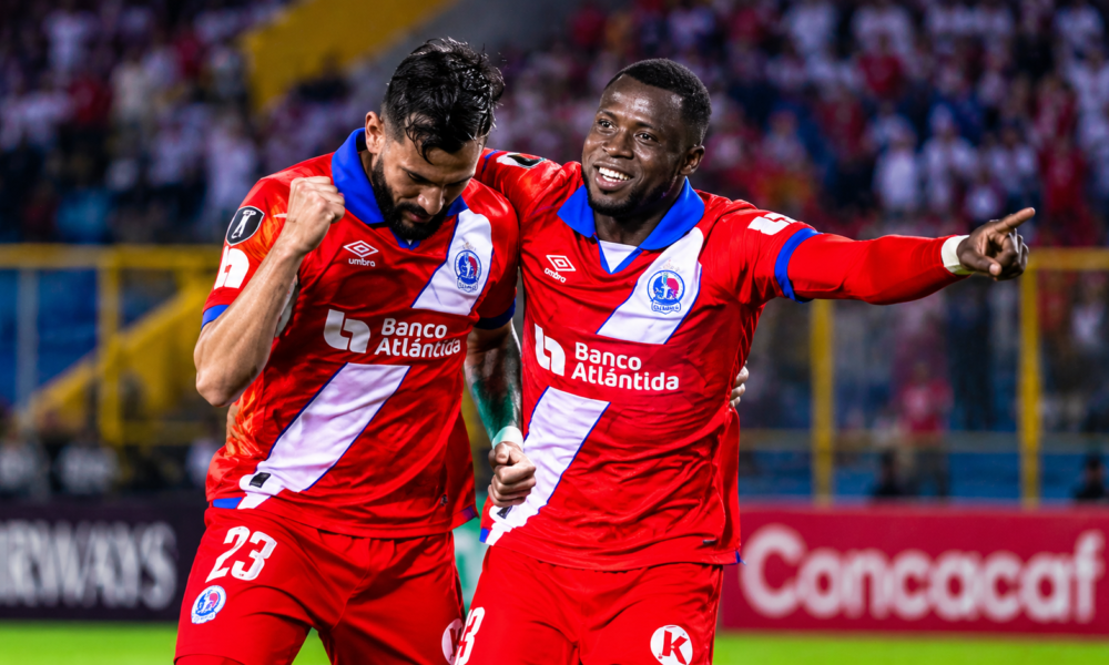 Jorge Álvarez y Yustin Arboleda celebran los goles de Olimpia ante Firpo