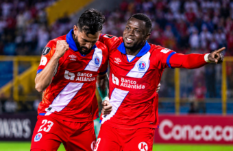 Jorge Álvarez y Yustin Arboleda celebran los goles de Olimpia ante Firpo