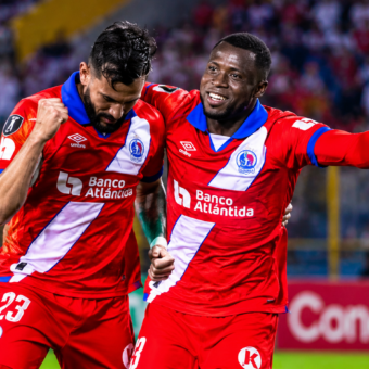 Jorge Álvarez y Yustin Arboleda celebran los goles de Olimpia ante Firpo