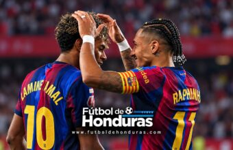 Raphinha anotó los tres goles del Barcelona en la victoria 3-1 sobre Sevilla.